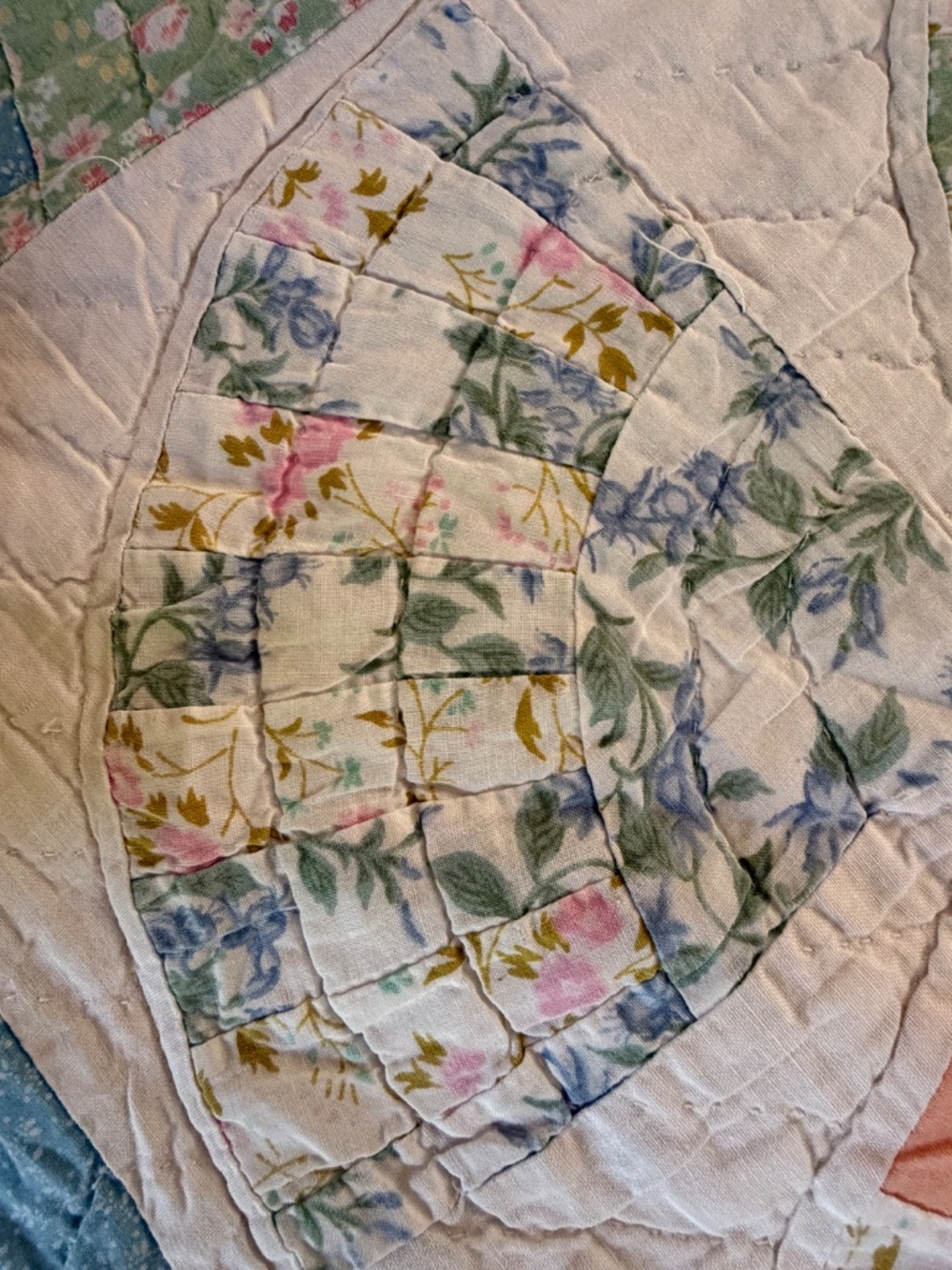 Vintage Handmade Patchwork Quilt Cottagecore Floral Fan Quilt 92x83 Pastel Scall - Picture 5 of 5